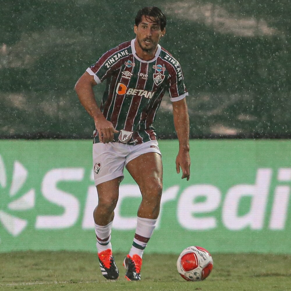 Gabriel Pires disputando partida pelo Fluminense no Carioca