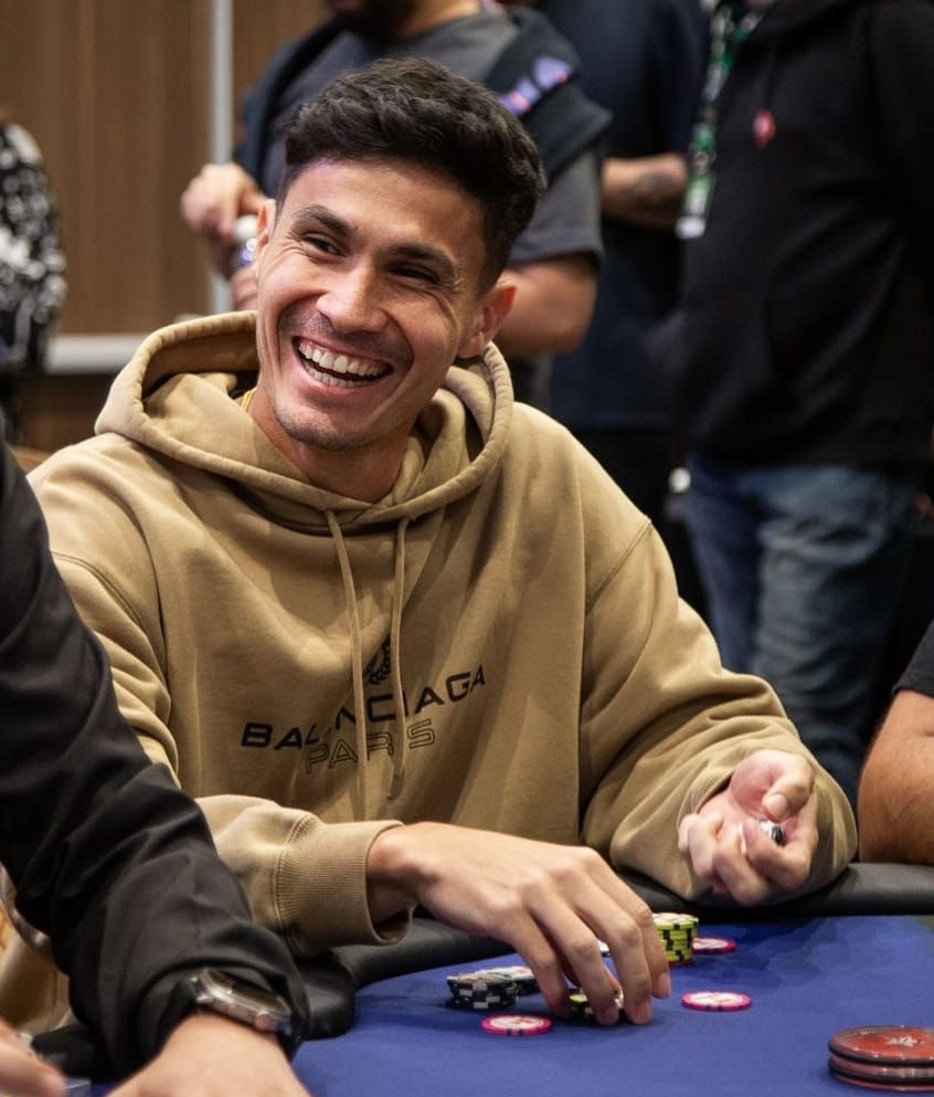 Jogador do Vasco disputa torneio de poker no Rio