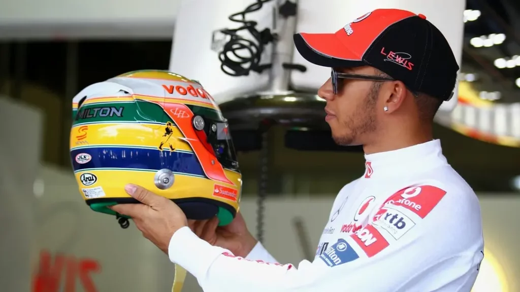 Hamilton homenageia Senna e Brasil em chegada para GP de São Paulo