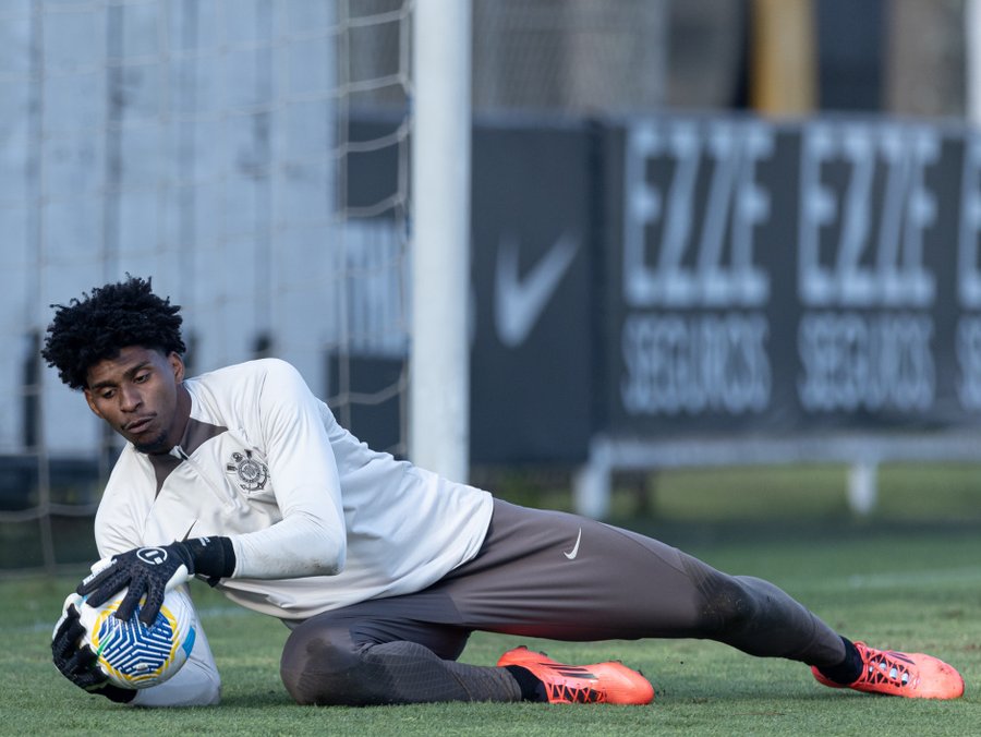 Hugo Souza aposta na força da torcida do Corinthians por 'boa vantagem' diante do Racing