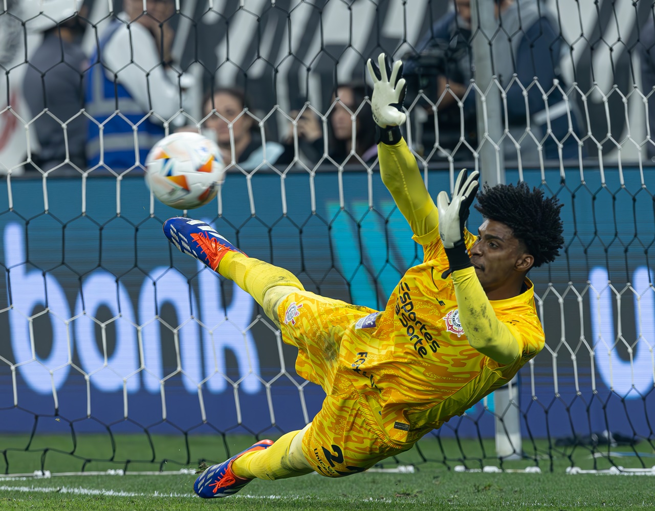 Hugo durante partida pelo Corinthians