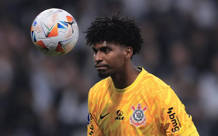 Hugo Souza atuando pelo Corinthians