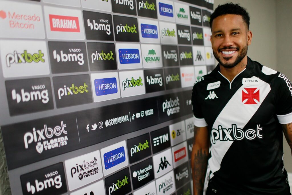 Jair posa com a camisa do Cruzmaltino