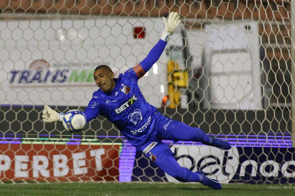 Jefferson Paulino faz defesa