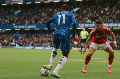 Jogadores de Chelsea e Nottingham brigam no Ingles