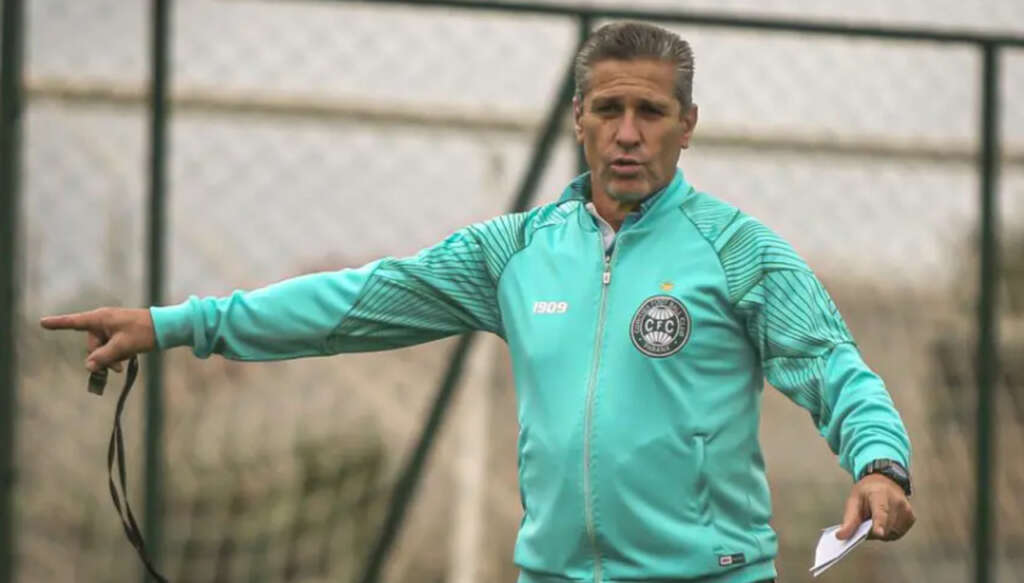 Jorginho despista saída do Coritiba e mantém foco no acesso