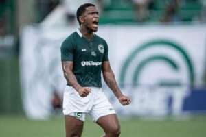 Volante ex-Vasco revela desejo de permanecer no Goiás