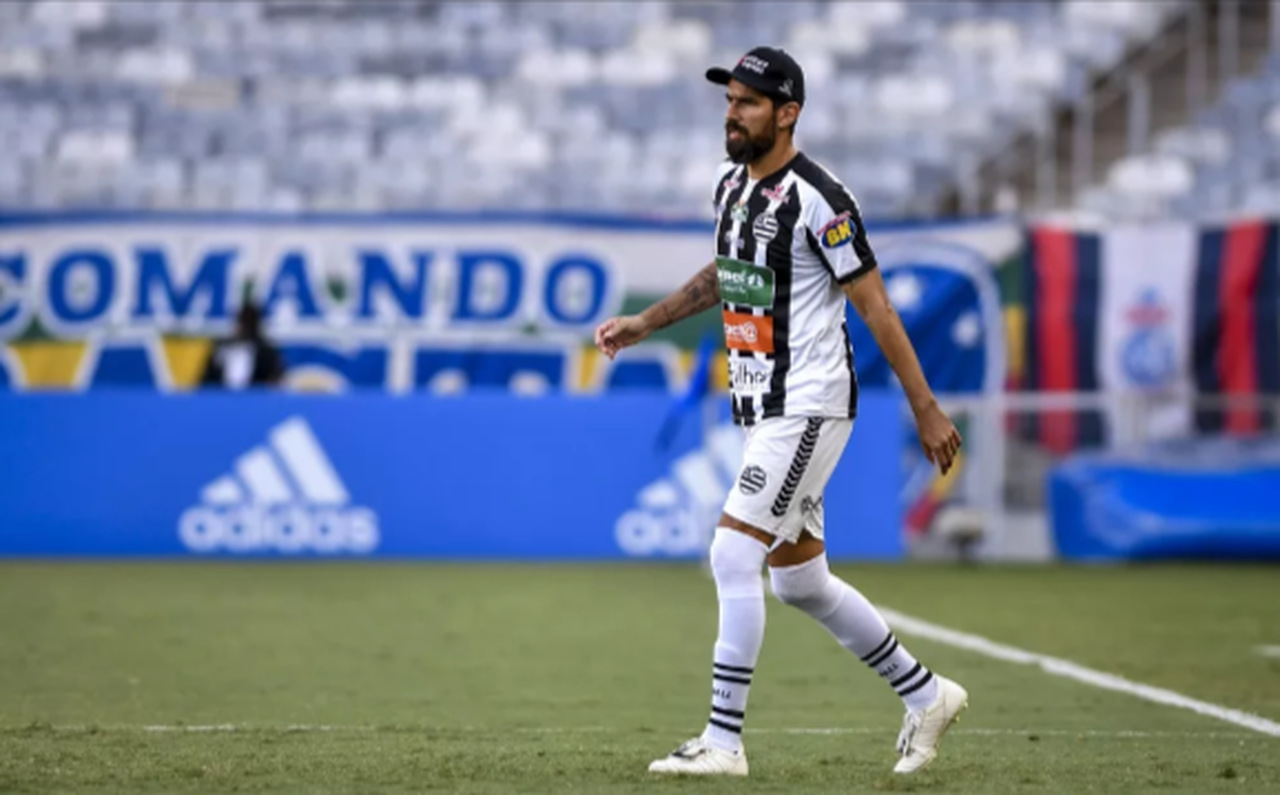 Loco Abreu grava video de incentivo ao Athletic MG