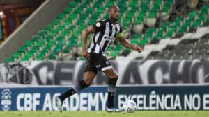 Ceará divulga quadro de Luiz Otávio e zagueiro vai operar