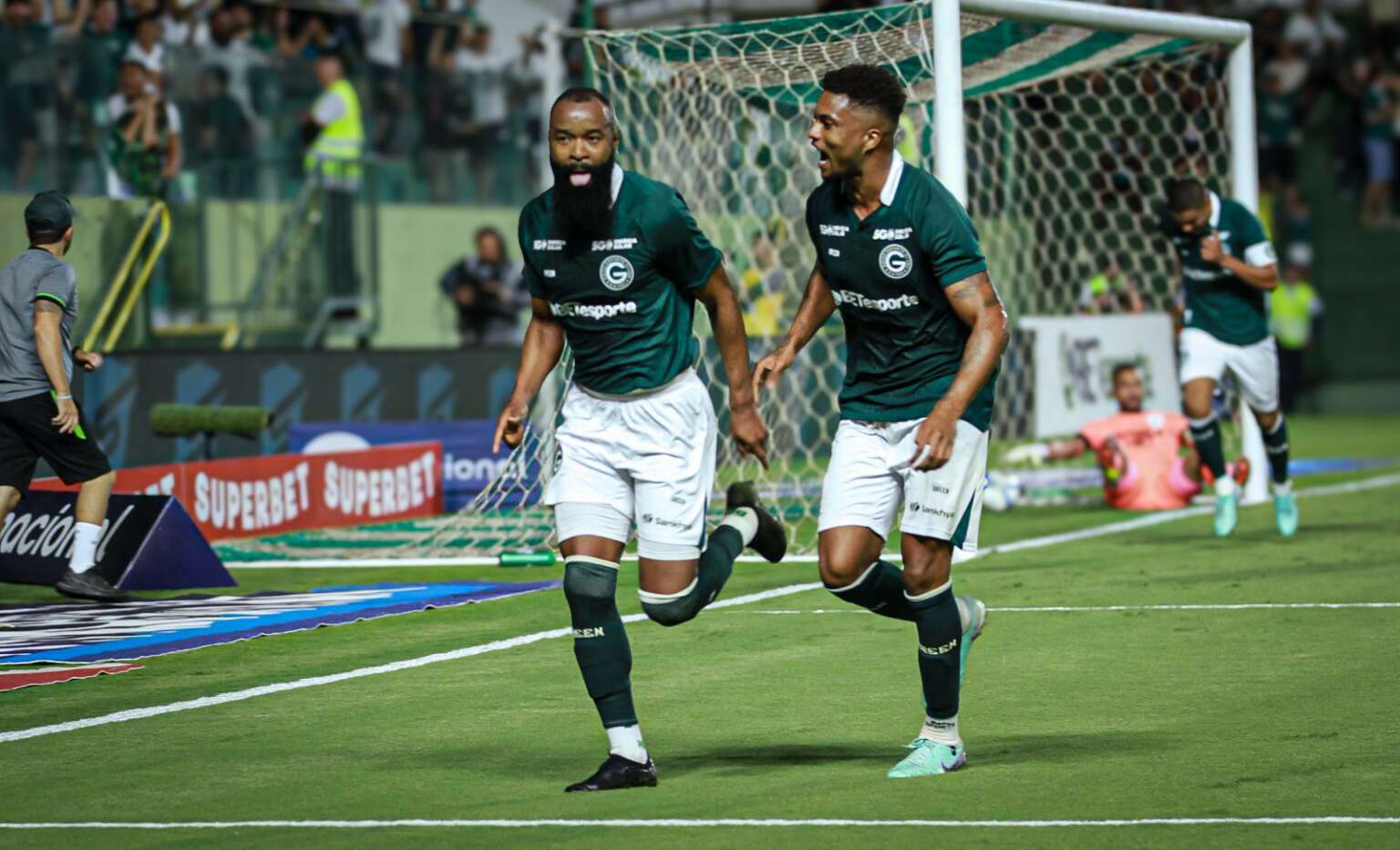 Marcao Silva celebra vitoria do Goias contra a Chapecoense