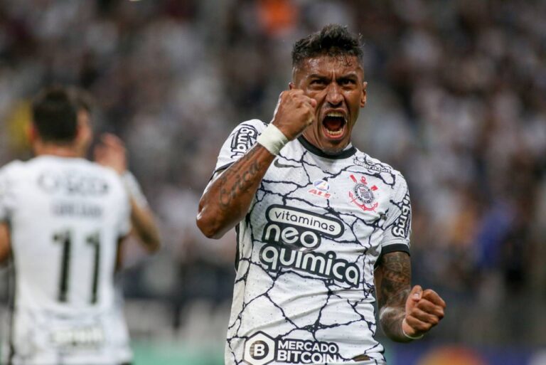 Paulinho em ação pelo Corinthians