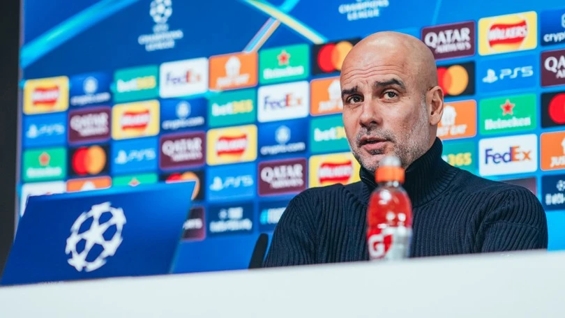 Guardiola respondendo jornalistas