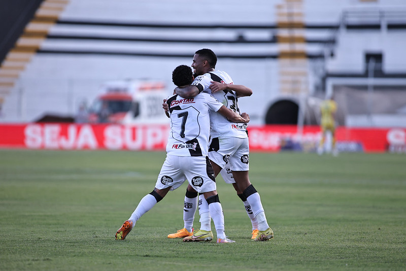 Ponte Preta viaja com dúvida na zaga e com Elvis fora do time titular