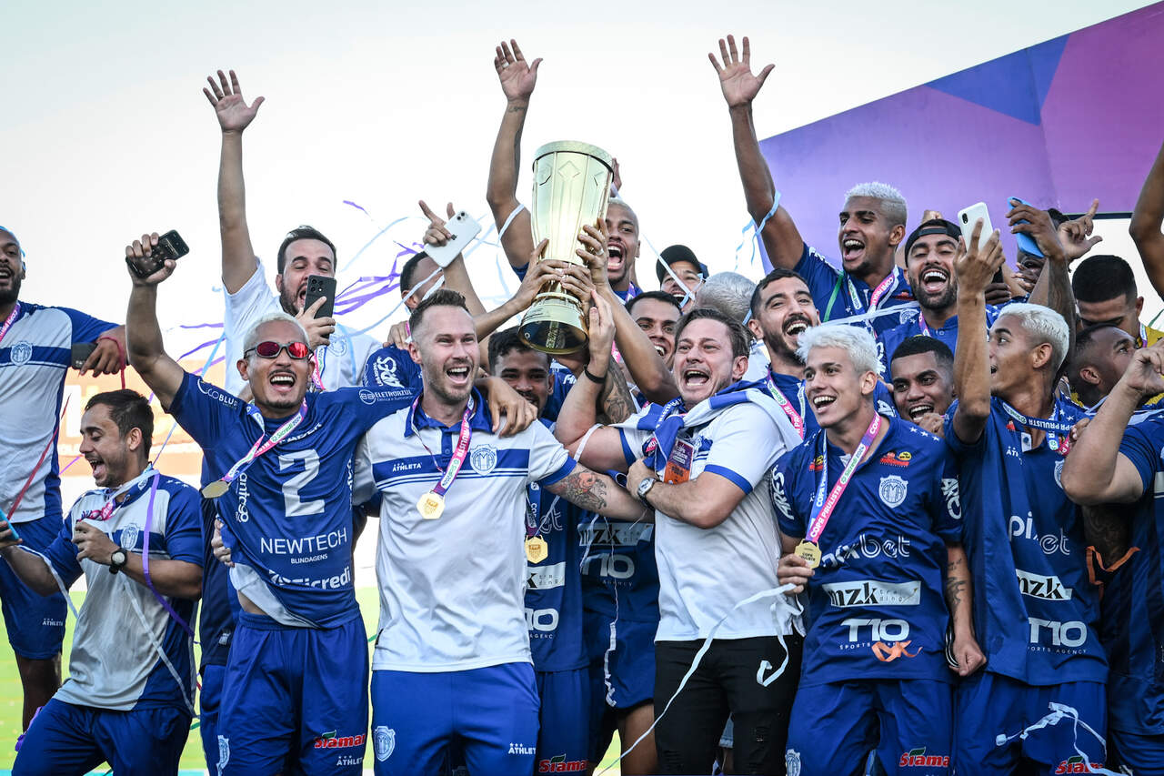 Presidente do Monte Azul celebra titulo da Copa Paulista