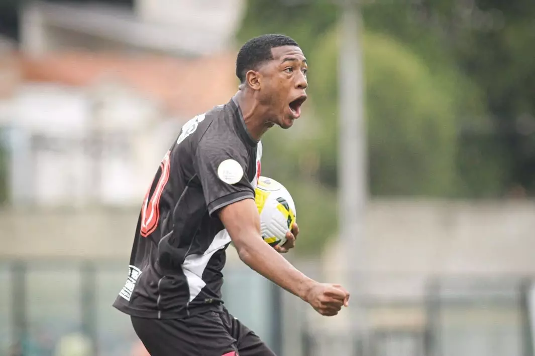 Rayan em ação pelo Vasco