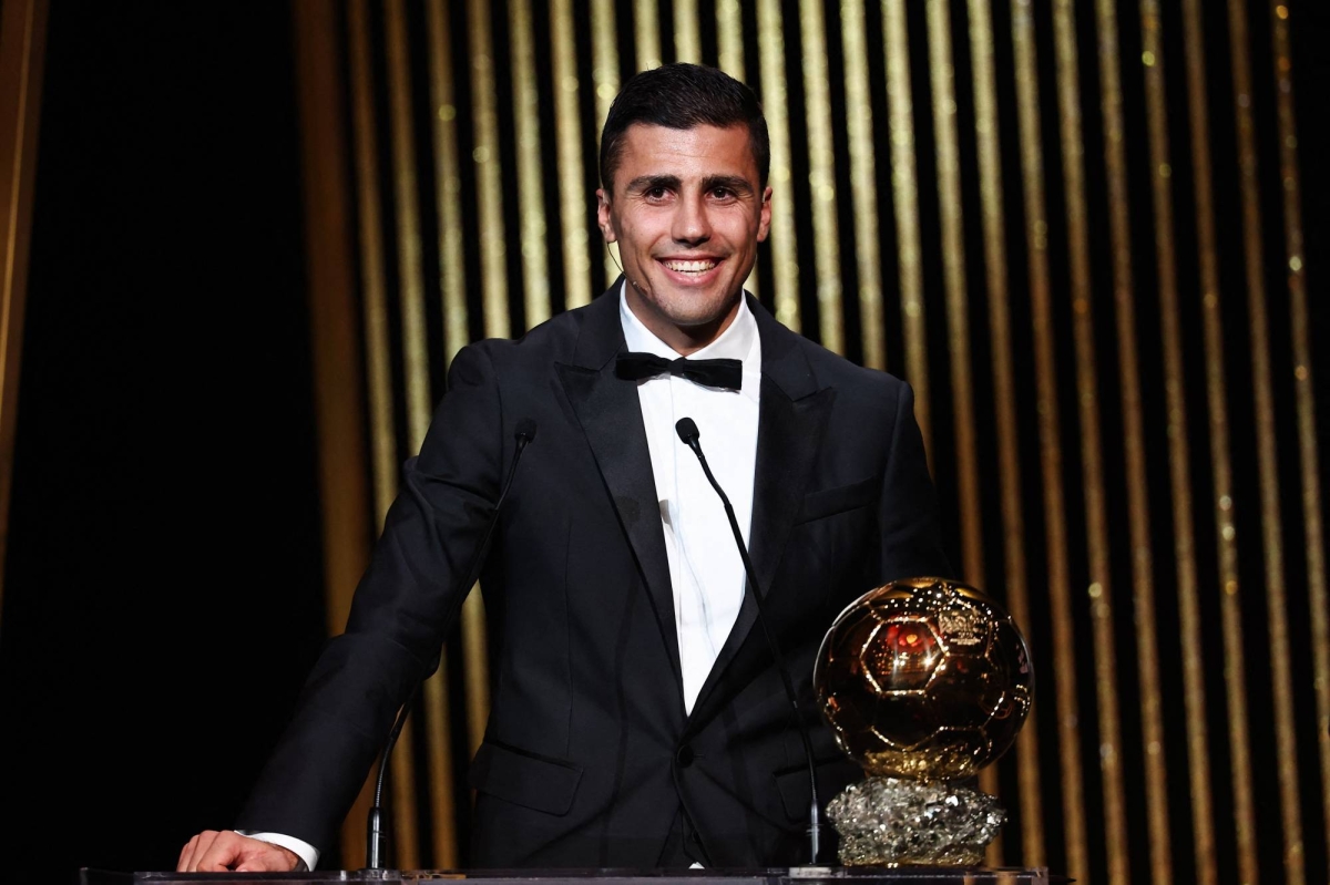 Rodri ao receber a Bola de Ouro