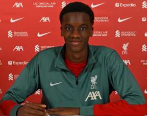 Sensação da base assina com o Liverpool a pedido de Arne Slot