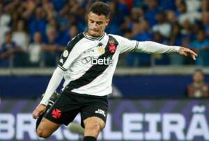 Vasco desafia o Atlético-MG com disputas por posição no elenco