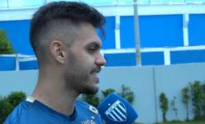 Meia pede 'cabeça erguida' ao Avaí para voltar a vencer na Série B