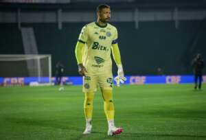 Dor de cotovelo afasta goleiro do Guarani do banco de reservas