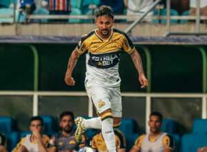 Atacante do Criciúma vira dúvida após dores no ombro