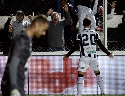 Operário-PR 3 x 2 Chapecoense – Fim de jogo maluco mantém vivo o sonho do Fantasma