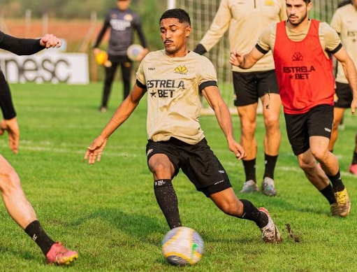 Eliel Costa em treino do Criciúma