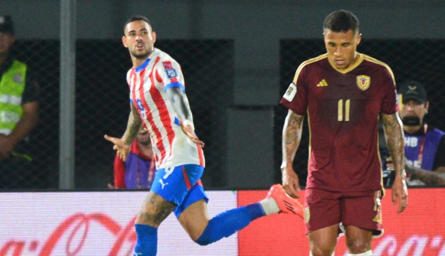 Sanabria fez os dois gols da vitória do Paraguai