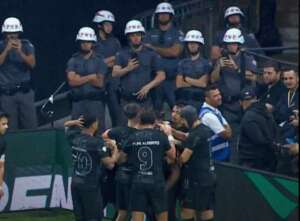 PM adverte policiais que gravaram 1º gol de Depay pelo Corinthians