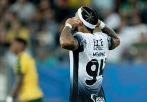 Corinthians bate o Cuiabá e deixa o Z4 do Brasileiro; Vasco vence o Bahia com drama