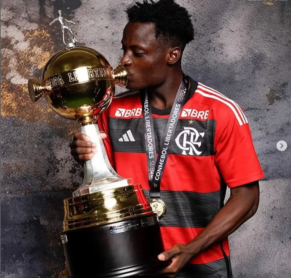 Shola com a taça da Libertadores sub-20