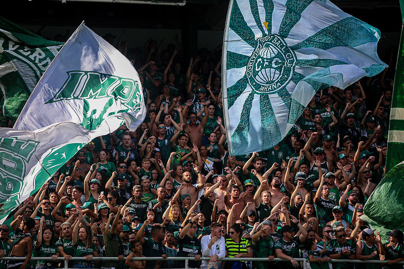 Torcedor do Coritiba que caiu de arqubancada sai da UTI