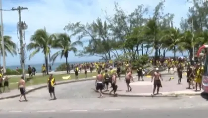 Torcedores do Peñarol durante confusão