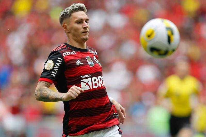 Varela atuando pelo Flamengo