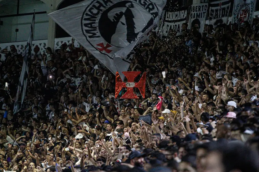 Reforma no estádio do Vasco pode ter gramado sintético implementado