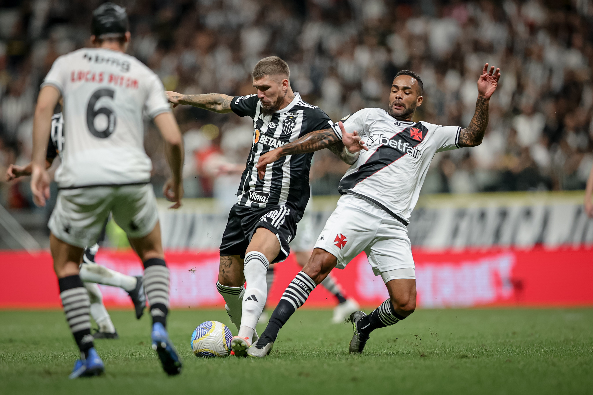 Disputa de bola no confronto entre Vasco e Atlético-MG