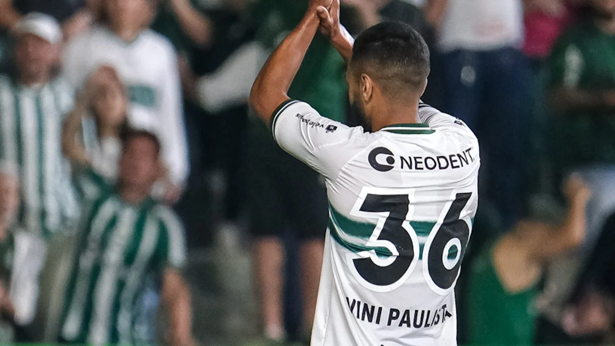 Vini Paulista em ação pelo Coritiba