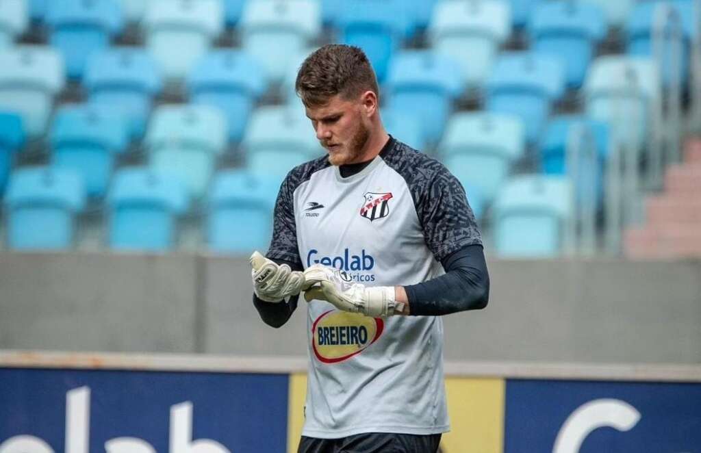 Náutico tem pré-contrato com goleiro Wellerson, destaque do Anápolis (Foto: Edivair Custtódio/Anápolis)