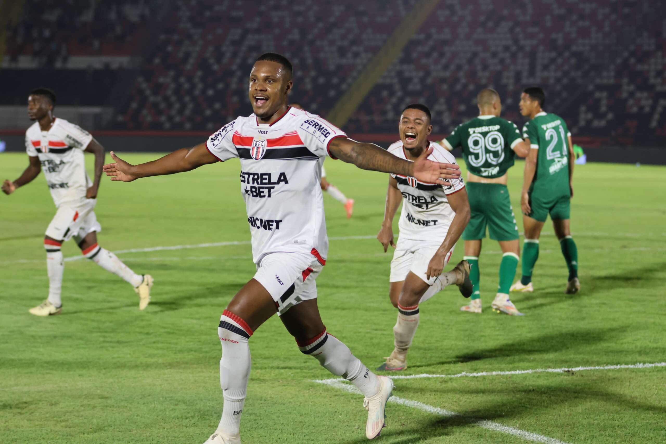 Botafogo vence o Guarani em duelo direto e atrasado da Série B