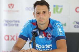 Lateral do Bahia avalia momento e projeta duelo com Vasco