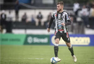 Especulado no Atlético-MG, zagueiro do Operário-PR reforça compromisso com o time paranaense