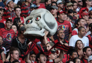 Athletico-PR deve ter maior público de 2024 no 'jogo da vida' contra Vitória