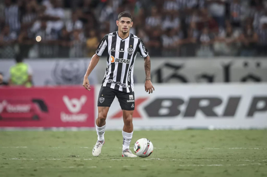 Atlético-MG confirma lesão muscular de Rubens e fica sem laterais-esquerdos para ‘decisões’