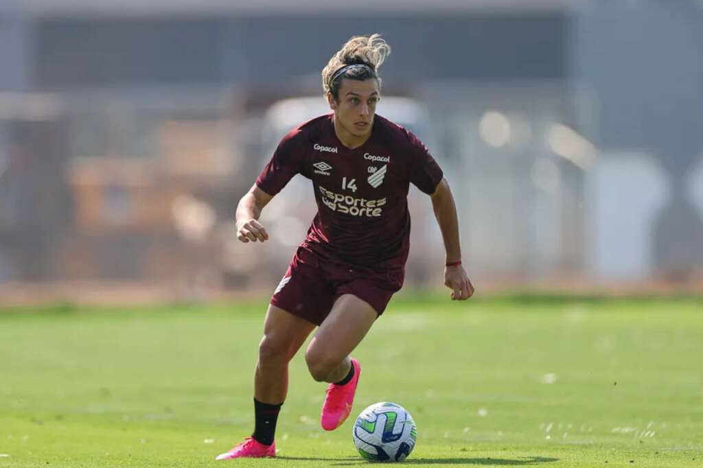 Fora da convocação do Uruguai, atacante do Athletico-PR critica Bielsa: ‘Falta de respeito’