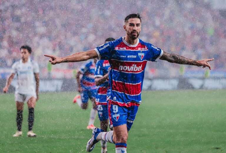 Lucero fez o gol da vitória por 1 a 0 no primeiro turno