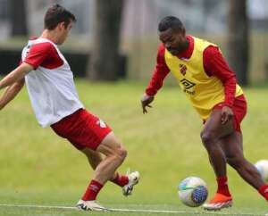 Athletico 'ganha' lateral para duelo contra o Vitória