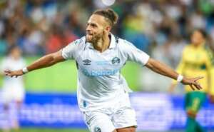 Em alta no Grêmio, Braithwaite comenta chegada ao Brasil