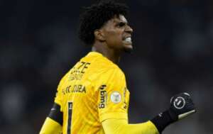 Corinthians paga multa ao Flamengo por usar Hugo Souza