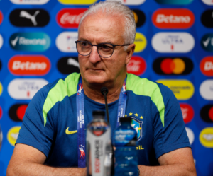 Dorival Jr. define escalação para Brasil x Peru e compara críticas à seleção de 1982