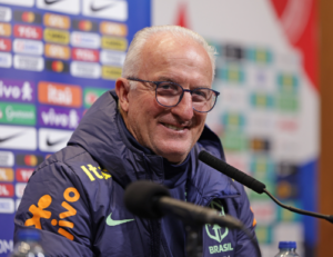 Dorival mantém equilíbrio após goleada: 'Não me iludo agora como não me desesperei antes'